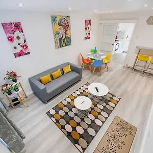 Pass The Keys - Bright & Airy 2br 2bath In Perfect Location Apartment Belfast